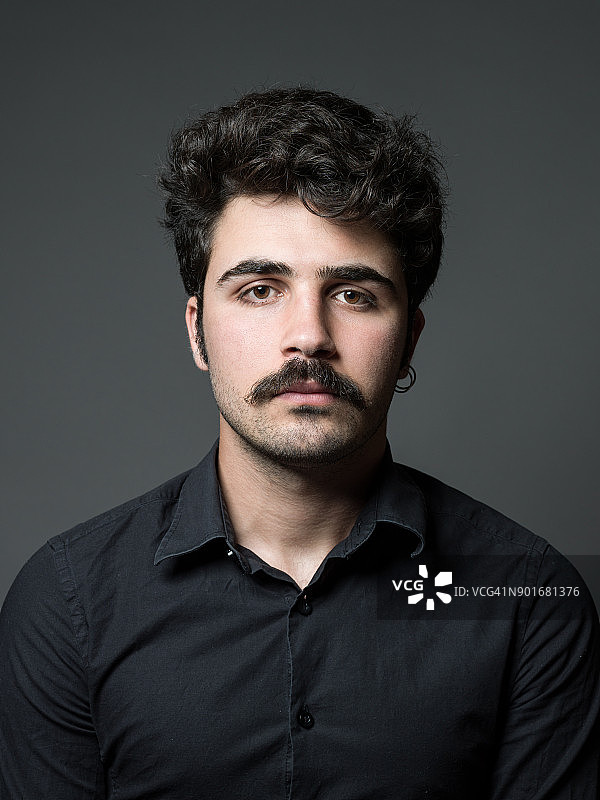 灰色背景上的成年男子照片图片素材