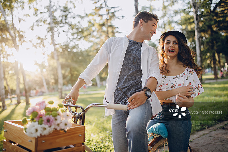 浪漫约会：年轻情侣骑自行车图片素材