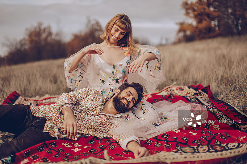 自然风光中美丽的嬉皮士情侣图片素材