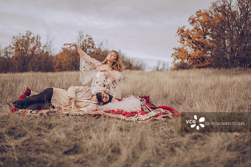 大自然中的嬉皮士情侣图片素材