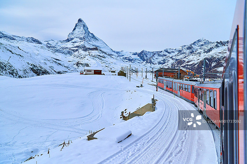 瑞士马特峰和火车交通图片素材