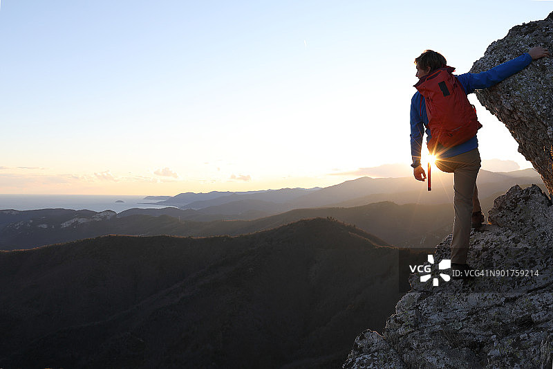 登山者在山顶附近的岩脊上停留图片素材