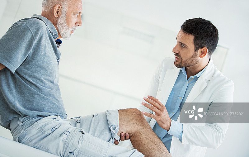 年长的男人进行体检图片素材