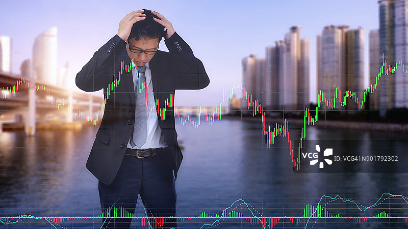 年轻商人面临股票下跌的双重曝光照片图片素材