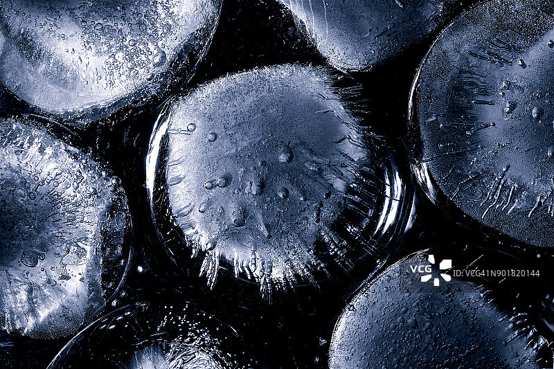 漂浮在水面上的冰球的超近特写图片素材
