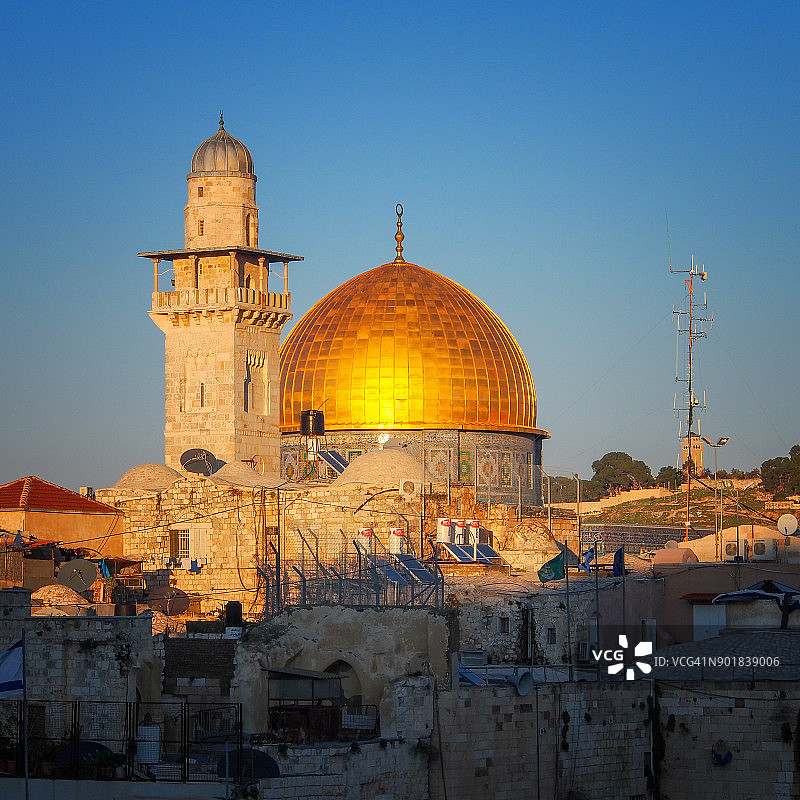 耶路撒冷老城圆顶清真寺在日落时分的金色穹顶图片素材