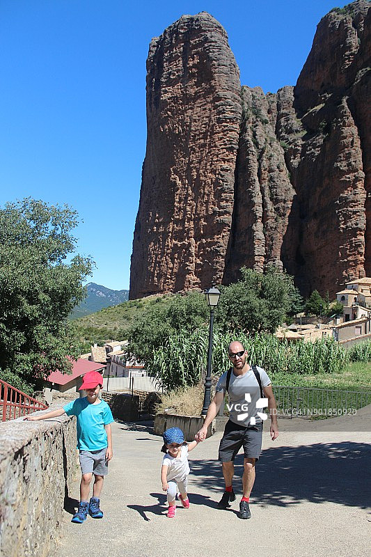在西班牙韦斯卡省里格洛斯的父亲和孩子们图片素材