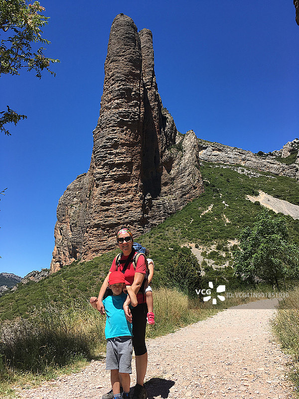 母亲和孩子们徒步旅行，西班牙韦斯卡省图片素材