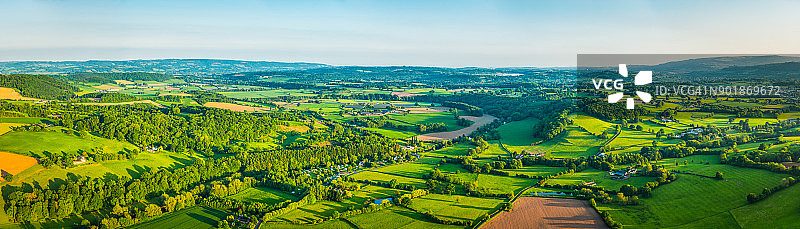 充满活力的绿色景观农场田野乡村全景图片素材