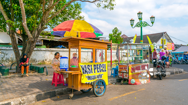 印度尼西亚中爪哇日惹的街头小吃摊图片素材