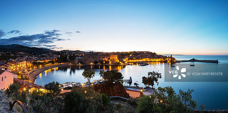 法国南部科利乌尔历史名村全景（朗格多克-鲁西永地区）图片素材