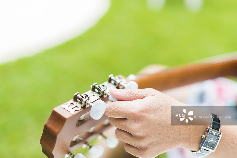 吉他调音图片素材