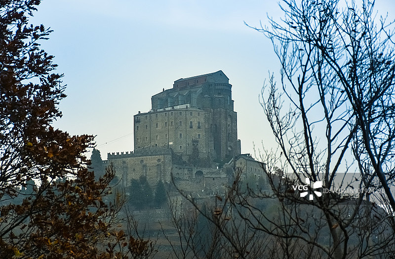 雾蒙蒙的冬日午后雄伟的圣米歇尔修道院图片素材