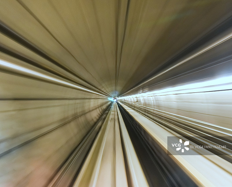 无人驾驶地铁隧道中全速行驶的自动驾驶车辆视角图片素材