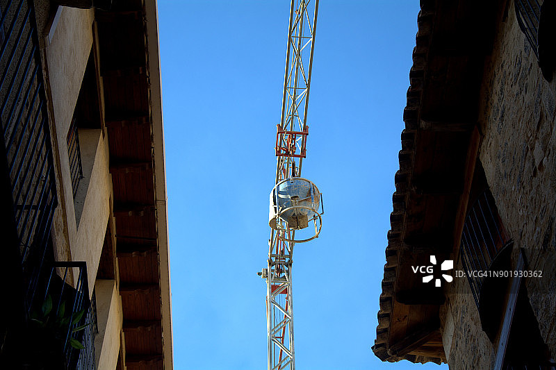 城镇中的塔式起重机图片素材