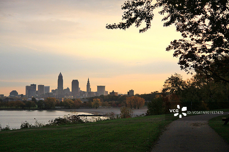 克利夫兰市中心天际线的彩色日出天空图片素材