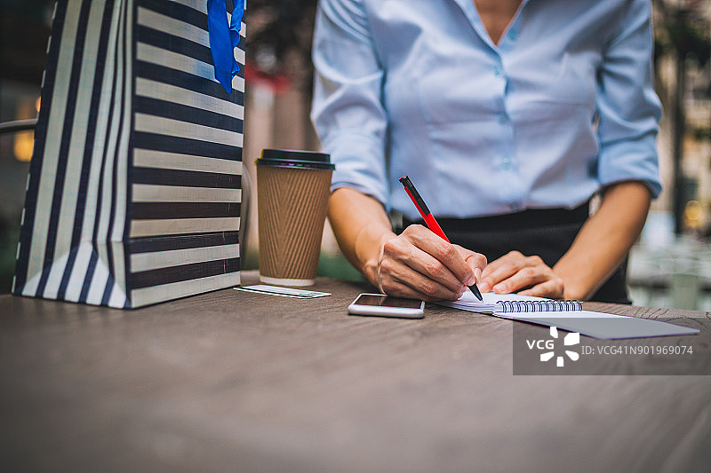 在旧木桌旁工作的女人图片素材