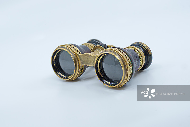 白色背景下的古董歌剧镜图片素材