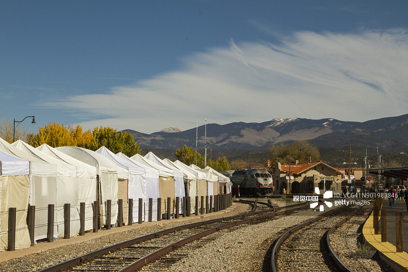 铁路工匠市场在白色帐篷内搭建图片素材