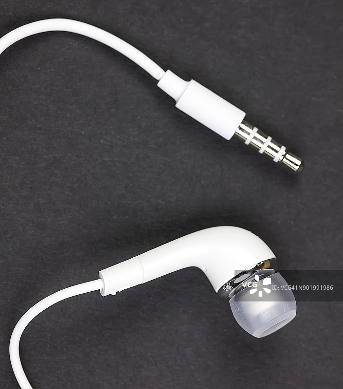 黑色背景上的白色耳机特写图片素材