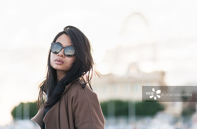 年轻女人在西班牙马拉加 Palmeral de las sorpresas 港口岸边放松图片素材