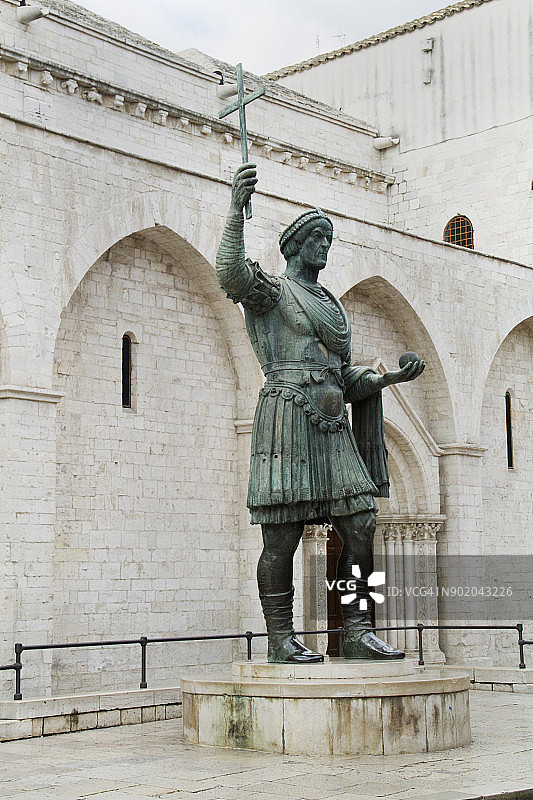 名为Colosso的巨型青铜雕像图片素材