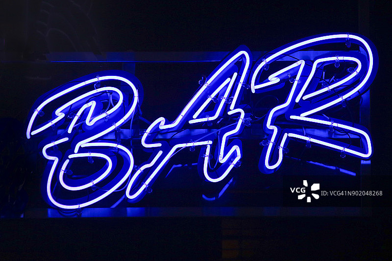 吧台，蓝色霓虹灯标志图片素材