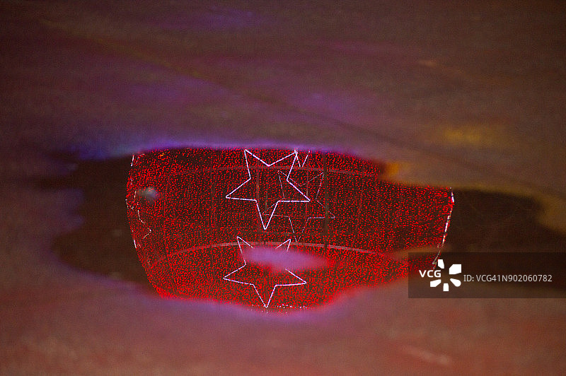 大型圣诞装饰球在水坑中的倒影图片素材