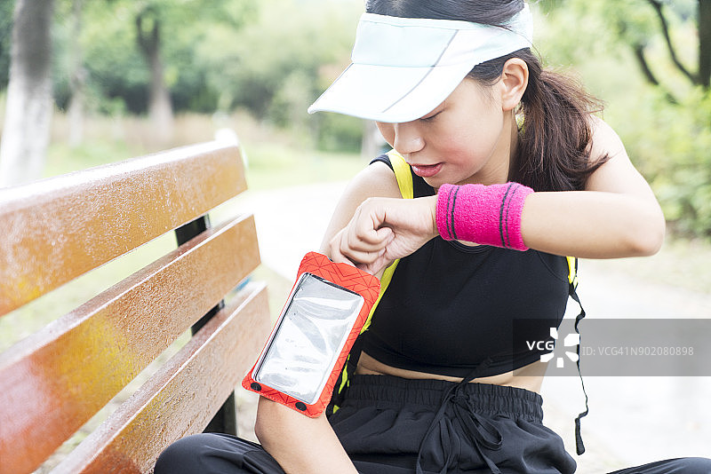 跑步前调整臂带的女人图片素材
