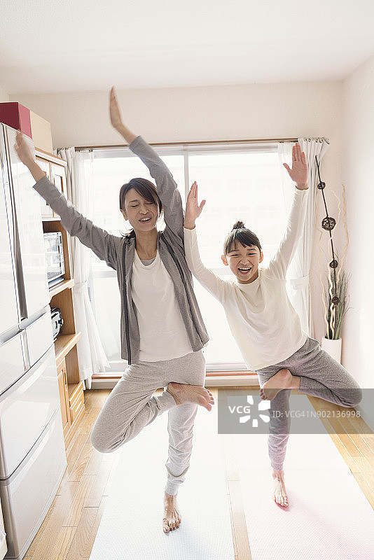 母女在家伸展运动图片素材