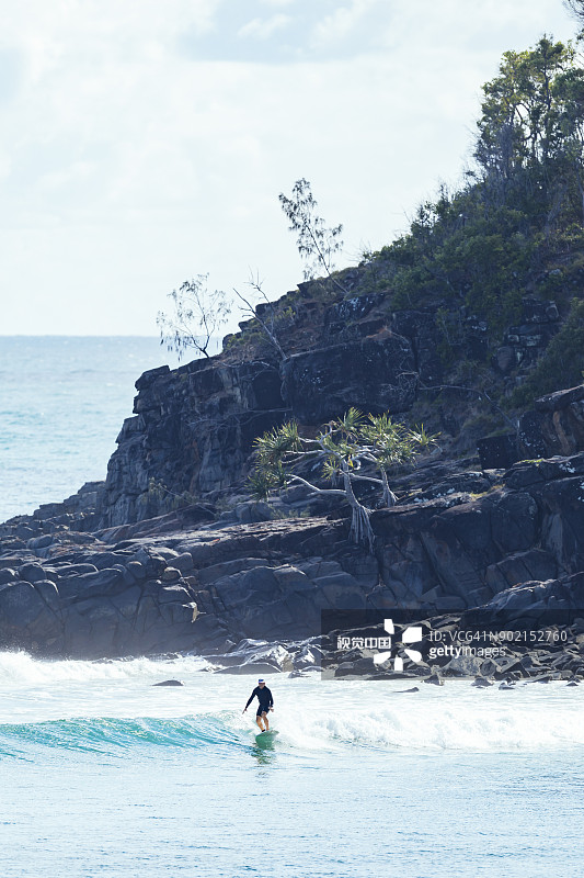 在努沙国家公园茶树湾冲浪者乘风破浪图片素材