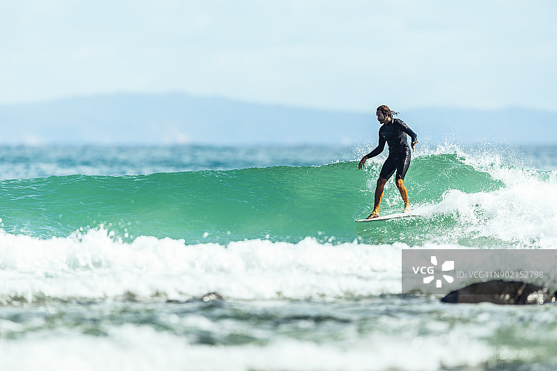 在努沙国家公园茶树湾冲浪者乘风破浪图片素材
