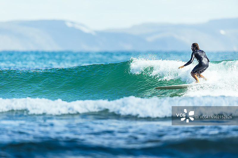 在努沙国家公园茶树湾冲浪者乘风破浪图片素材