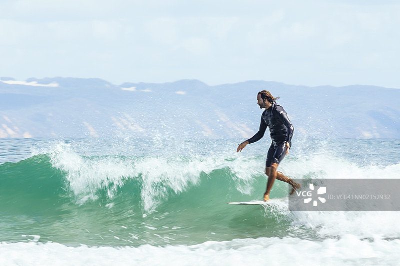 在努沙国家公园茶树湾冲浪者乘风破浪图片素材