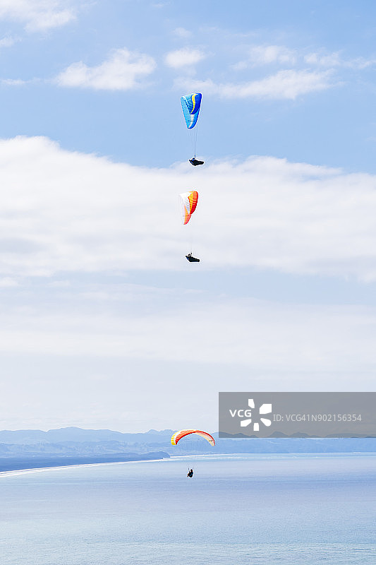 从芒奥山顶起飞的滑翔伞图片素材