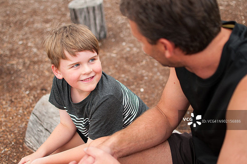 快乐的父子坐在一起图片素材