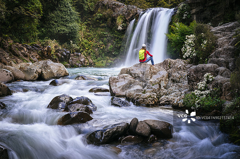 汤加里罗国家公园的陶怀瀑布和一名女子图片素材