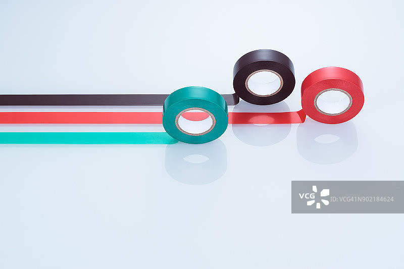 白色玻璃上的彩色胶带图片素材