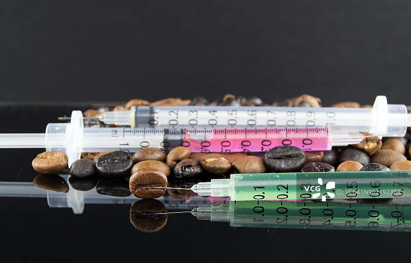 越来越多的人使用手机查找烘焙咖啡豆的基因实验图片素材