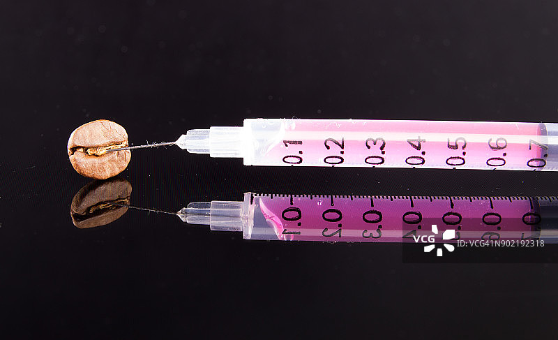 越来越多的人使用手机查找烘焙咖啡豆的基因实验图片素材