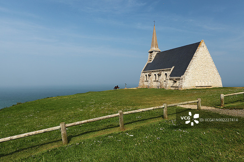 法国埃特雷塔悬崖上的古老教堂图片素材