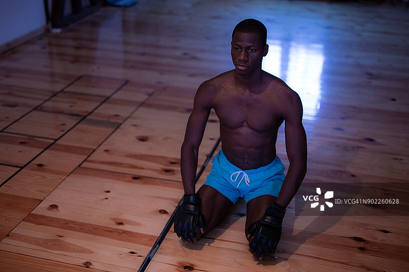 男人在运动训练中伸展身体图片素材