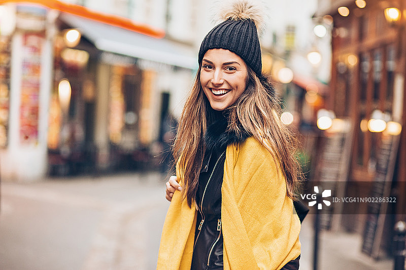 年轻女人外出购物图片素材