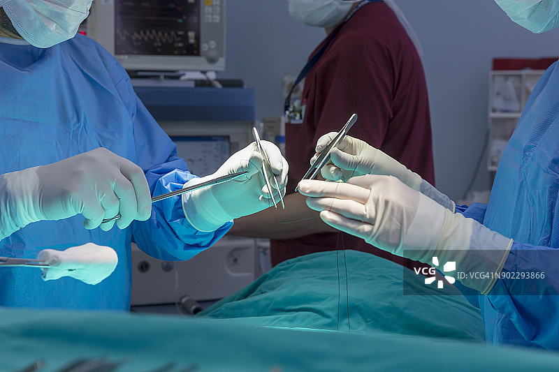 医生进行外科缝合图片素材