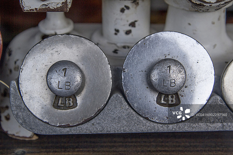 杂货店里的复古秤图片素材