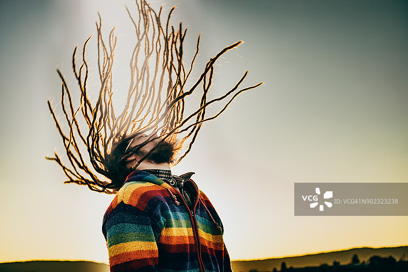 甩着脏辫的年轻白人男子图片素材