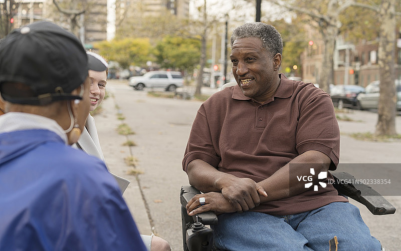 在布朗克斯广场上，黑人家庭和白人少女图片素材