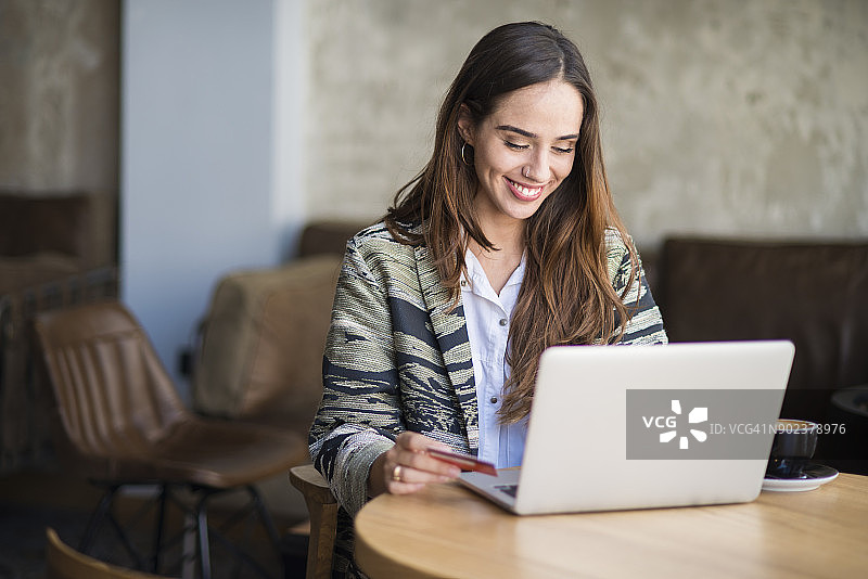 在线购物的女人图片素材
