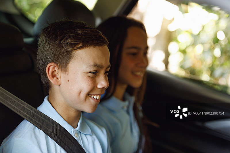 系安全带的男孩图片素材