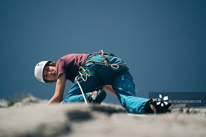 攀岩者用绳索攀登岩壁图片素材